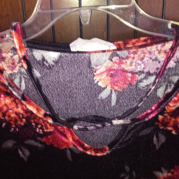 Floral Blouse 🌺 - Picture 3 of 4